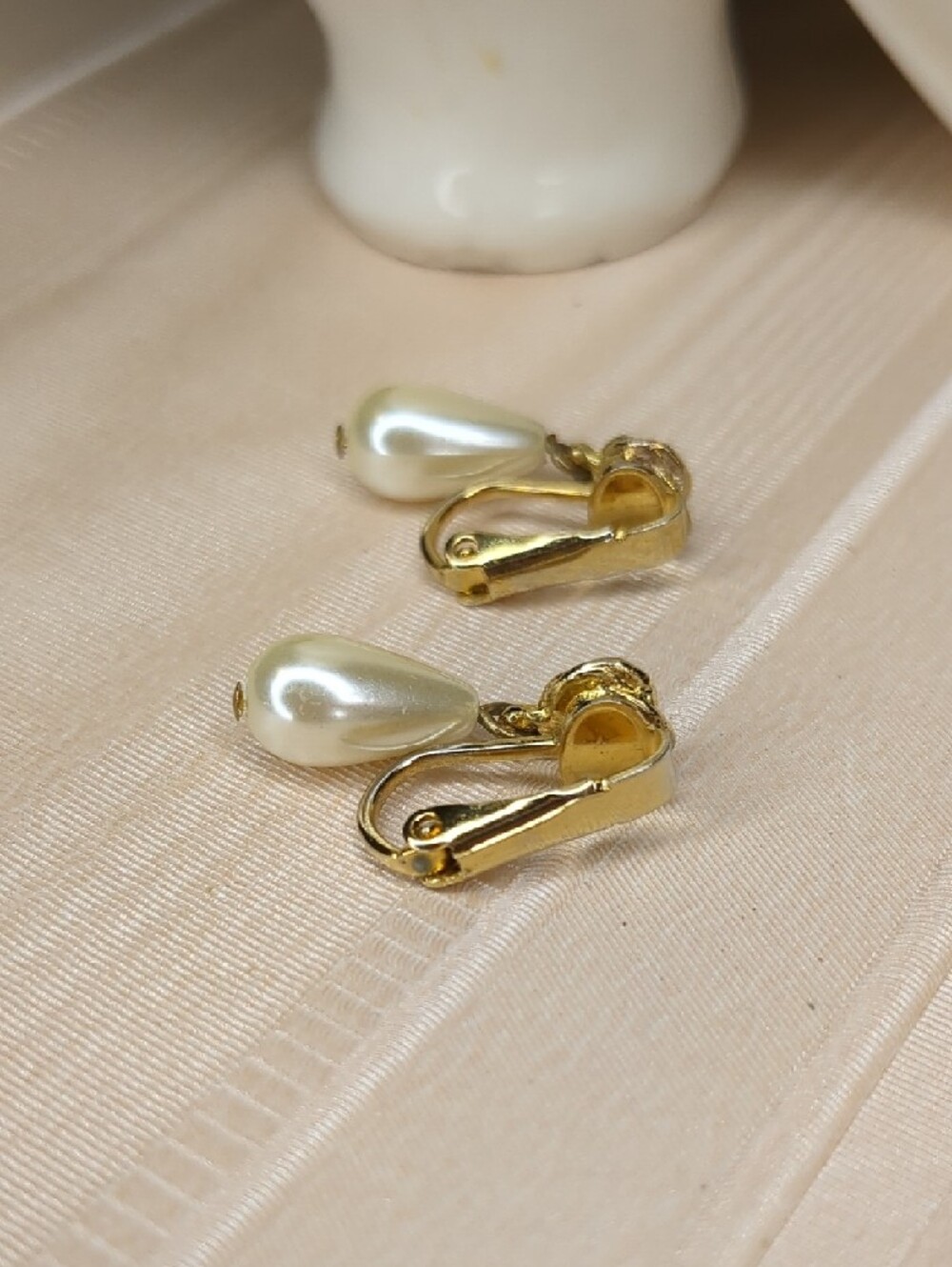 Vintage Pearl Drop Earrings Gold Rose Baroque Clip-on Mid Century - Picture 7 of 8